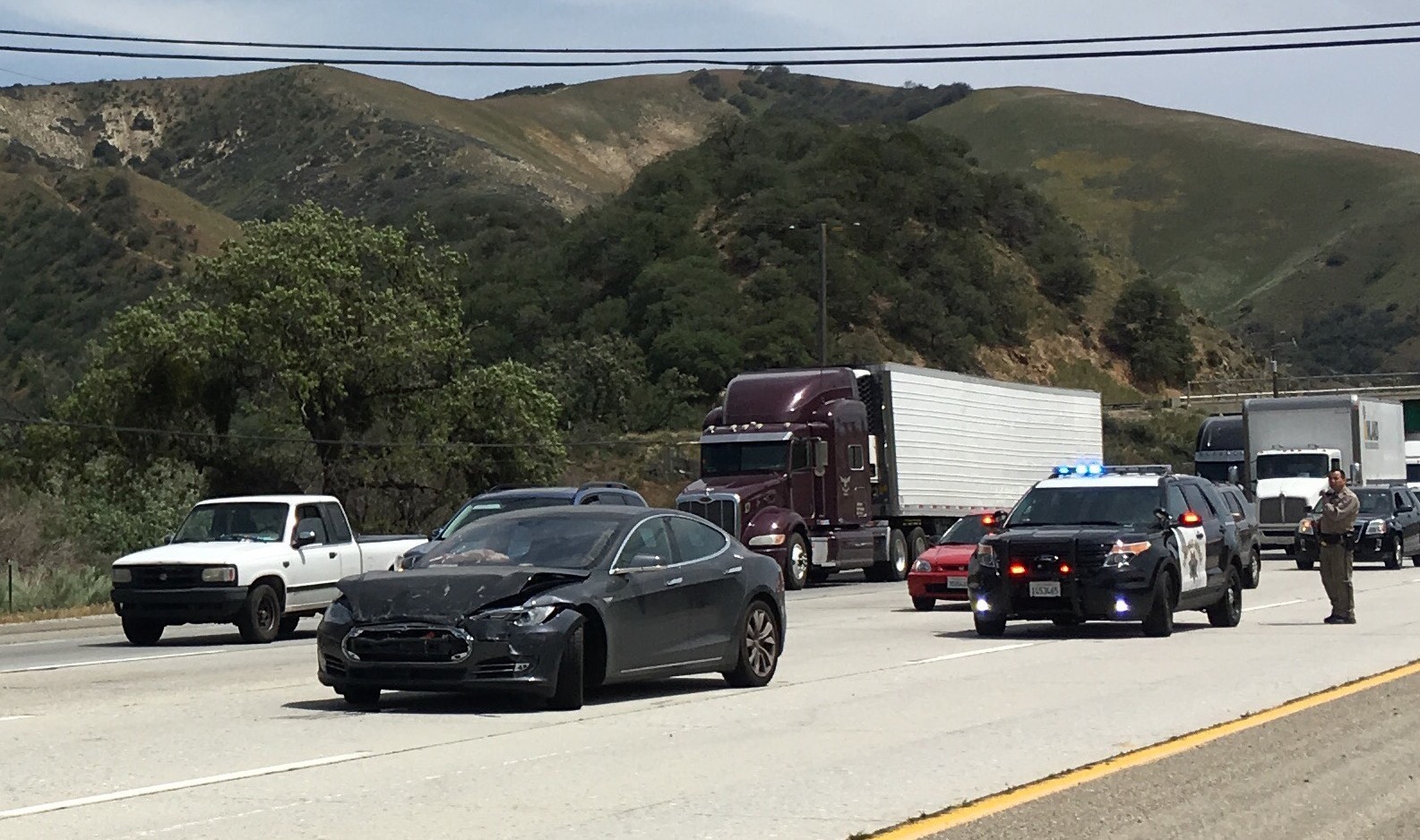 Автомобиль Model S опять врезался — и снова по вине водителя. Tesla проверила логи - 1